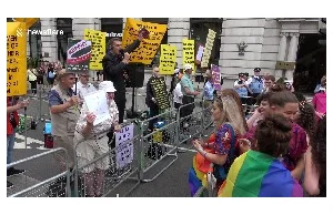 Uczestniczka London Pride wypięła tyłek do protestujących przeciw paradzie.