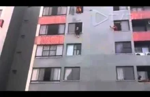 Kobieta próbuje skoczyć z okna