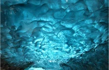 1000 - letni śnieg, pod wpływem wysokiego ciśnienia przekształcił się w lodowiec