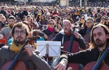 10 tysięcy muzyków grało w Barcelonie dla niepodległości [wideo]