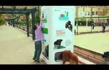 Maszyna, która daje psom pokarm dla plastikowych butelek