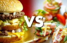 Dwóch śmiałków podaje jedzenie z McDonalda na targach zdrowej żywności