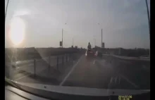 Niesamowity wypadek - zderzenie motocykla z samochodem