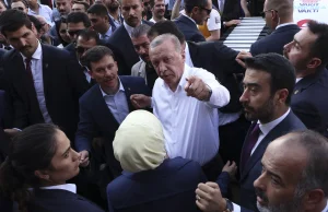 Austria zamyka meczety. Recep Tayyip Erdogan: to krok wciągający świat w...