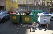 Wrocław: Restauratorzy i właściciele sklepów podrzucają mieszkańcom śmieci