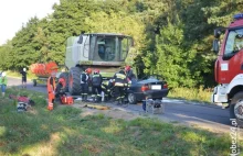 Roztrzaskane BMW po zderzeniu z kombajnem