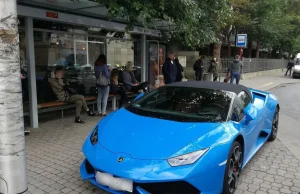 Zaparkował Lamborghini pod samą wiatą przystankową przy BUWie.