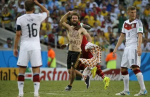 To kibic z Polski wbiegł na boisko podczas meczu Niemcy-Ghana. Zagraniczne...