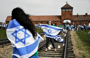 Turyści z Izraela zdegustowani zraszaczami wody z Muzeum w Auschwitz....