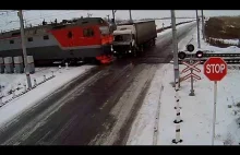 Ciężarówka rozerwana przez dwa pociągi