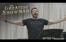 Hugh Jackman wykonujący utwór "From now on" z filmu Król Rozrywki