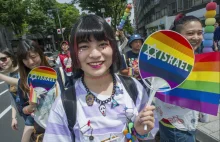 Negatywny wpływ globalizmu na Japonię pokazany na zdjęciach z komentarzami.