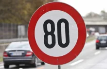 Ograniczenie do 80 km/h na autostradzie w związku z ruchem pieszych imigrantów