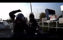 Agresja drogowa. Motocyklista napada na kierowcę.