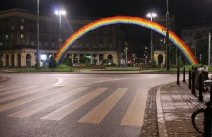 Kontrowersyjna tęcza na pl. Zbawiciela znów zapłonęła. Podpalacz zatrzymany