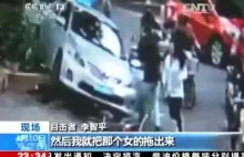 Chiński kierowca najeżdża od tyłu na pieszych