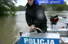 Polska Policja - Policjanci pomagają powodzianom