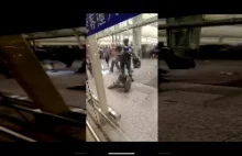 Policja w Hongkongu powala kobietę na ziemię