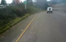 Motocyklista wskakuje na jadący samochód