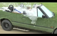 Stary kabriolet BMW w roli jeżdżącego jacuzzi z grillem
