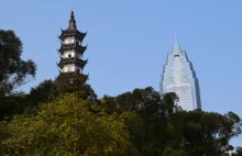 Stara pagoda i nowoczesny wieżowiec idealnie pasujące do siebie wzajemnie.