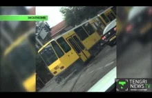 Uciekający tramwaj taranuje samochody