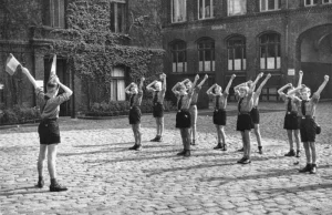 Niemiecka paramilitarna organizacja młodzieżowa "Hitlerjugend" na zdjęciach