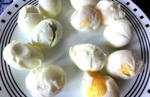 Dlaczego niektóre jajka na twardo źle się obierają?