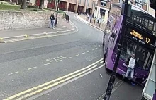 Facet potrącony przez piętrowy autobus wstaje i idzie do pubu