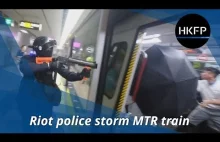 Protesty w Hong Kongu - wstrząsające nagranie z działań policji w metrze