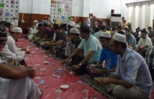 Chiny: Muzułmanie w obozach reedukacyjnych są zmuszani do jedzenia...