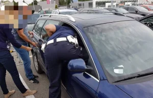 Policjanci wybili szybę w aucie, by uratować zamkniętego w samochodzie 3 latka