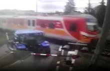 19 latek utknął ciągnikiem na przejeździe kolejowym między rogatkami.[WIDEO]