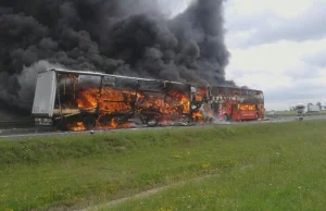 Karambol na A4, auta stanęły w ogniu. "Wszystko płonęło"