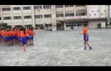 Jak azjatyckie dzieci skaczą przez skakankę