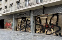 KIDULT zniszczył paryski sklep Balenciagi "Merry Crisis"