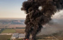 Wielki pożar w Myszkowie: Płonie zakład recyklingu. Słup czarnego dymu...