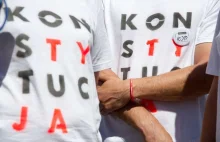 Za ladą w koszulce z napisem "Konstytucja" i odmówił obsługi zwolennikom PiSu.