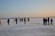 Tłumy specerujących po zamarzniętym Jeziorem Tarnobrzeskim - Zdjęcia, Wideo