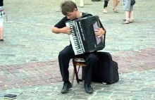 Warszawski uliczny artysta gra utwór Vivaldiego na akordeonie
