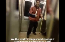 Facet śpiewa w metrze w Nowym Jorku