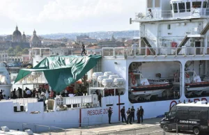Statek ze 177 imigrantami czeka we włoskim porcie.