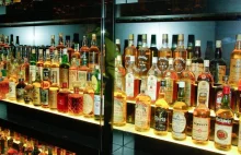 Skandal na Pomorzu - radna ukradła whisky w hipermarkecie. Straciła stanowisko.