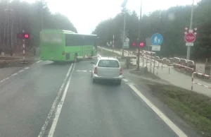 Kierowcy stoją, autokar jedzie. Przez zamknięty przejazd, sekundy przed...