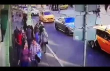 Pijany kierowca taksówki przejezdza po chodniku