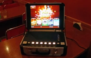 Funkcjonariusze KAS zarekwirowali dwa walizkowe automaty do gier hazardowych