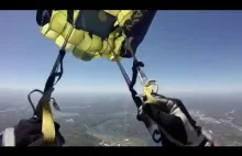 Członkowie Navy SEALs lądują spadochronem na stadionie.