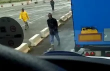 Afrykańscy imigranci próbują się włamać do Polskiej ciężarówki na granicy FR/UK
