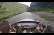Ekstremalny przejazd motorówką po płytkiej i wąskiej rzece