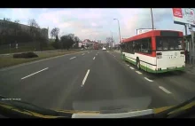 Rowerzysta wjeżdża na pasy przy czerwonym świetle
